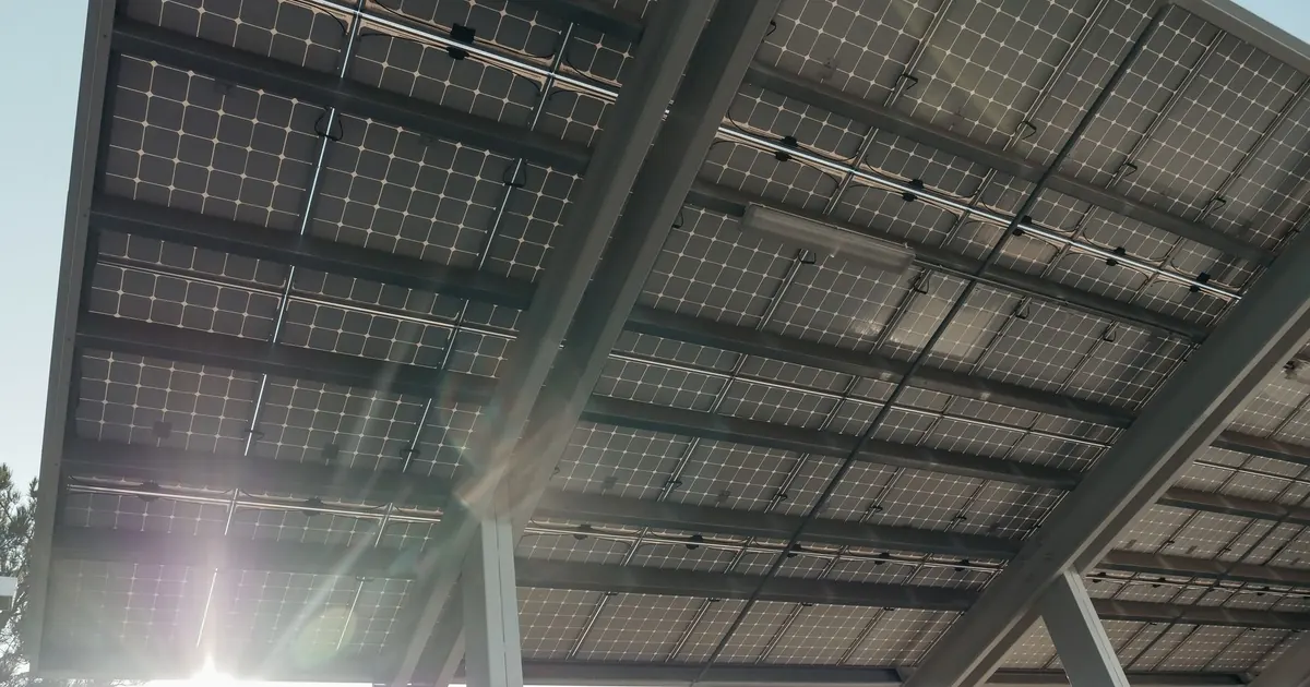 Carport solaire devant une maison