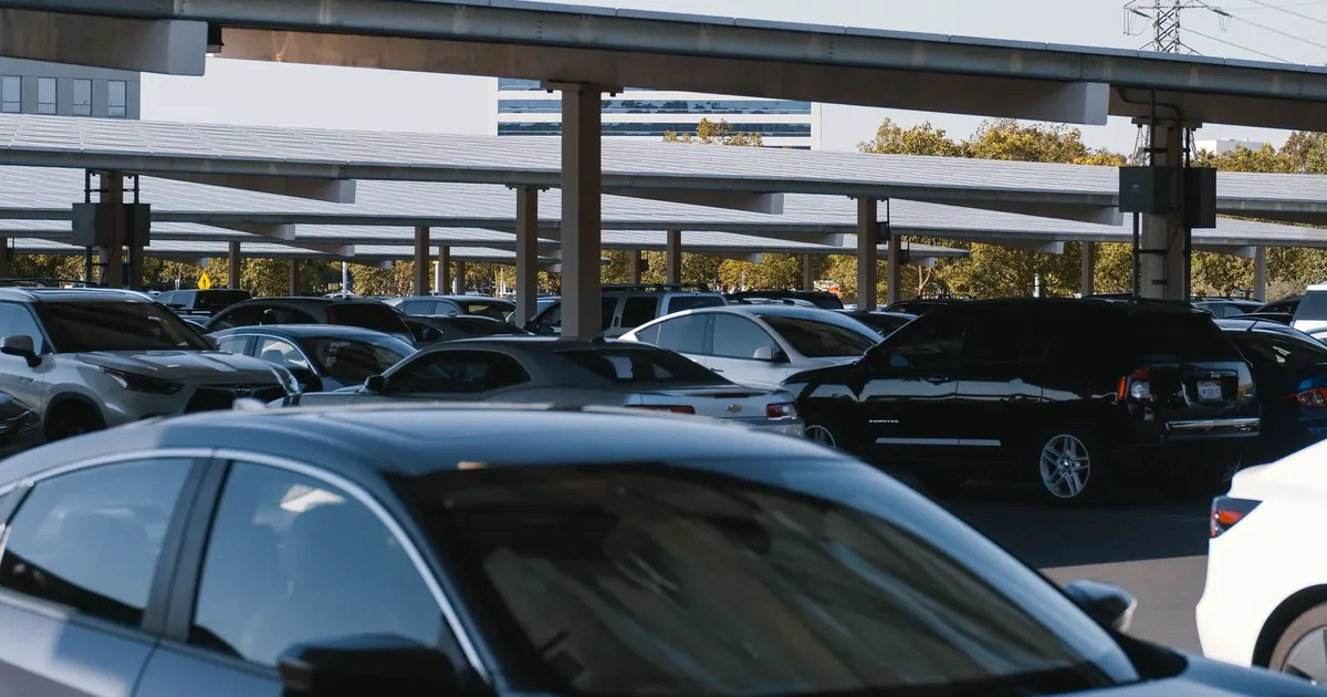 Ombrière solaire sur un parking