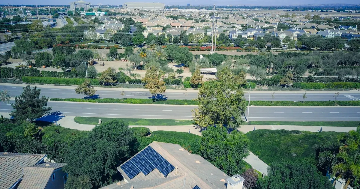 Panneaux solaires sur le toit d'une maison