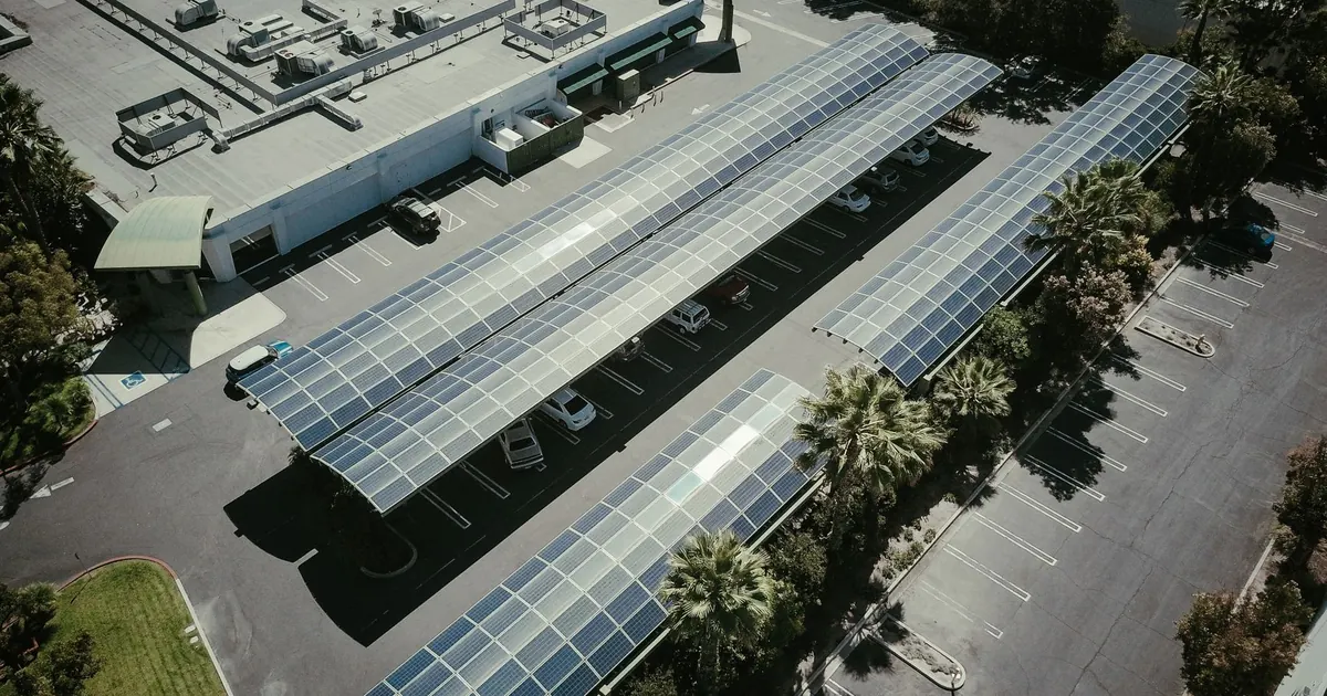 Ombrière solaire sur un parking d'entreprise