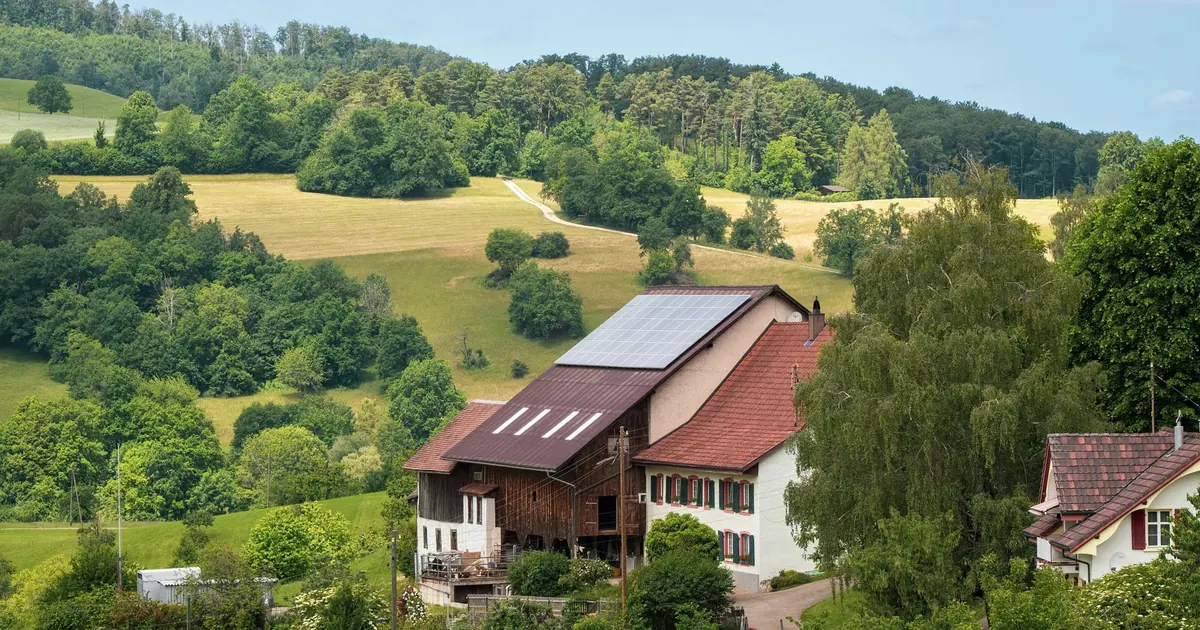 Panneaux solaires sur un bâtiment agricole