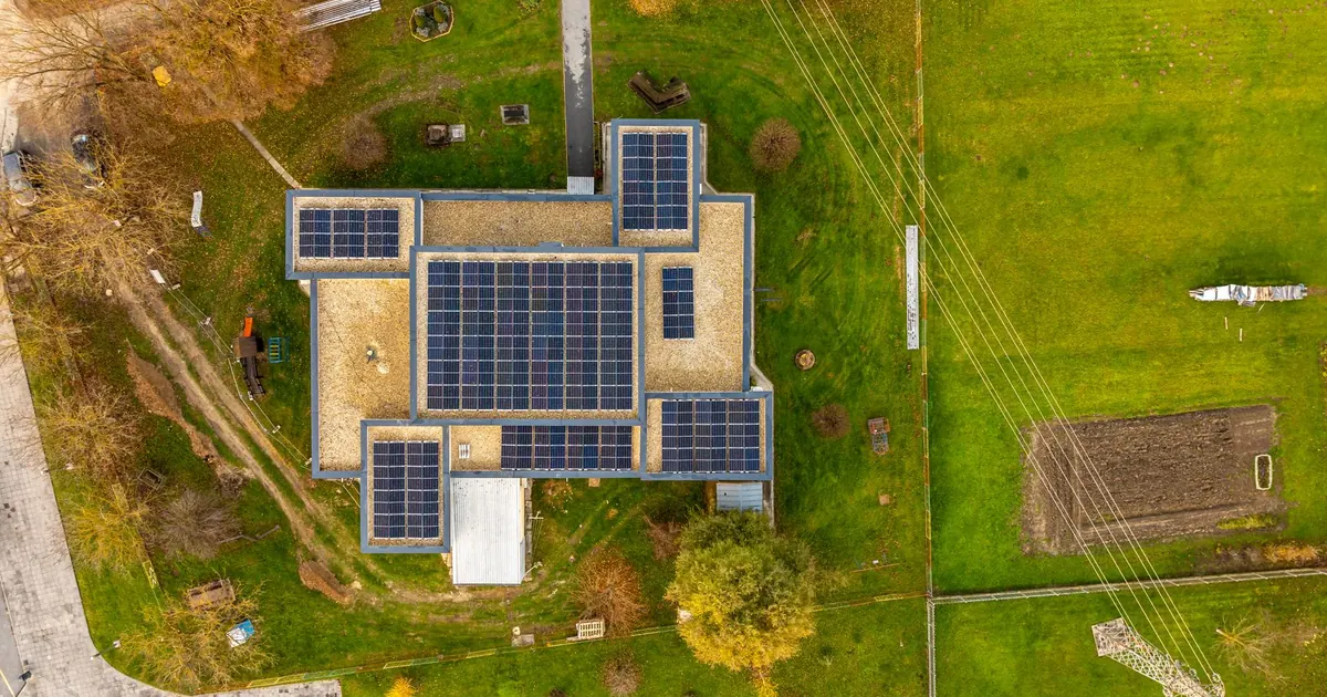 Panneaux solaires intégrés à la toiture